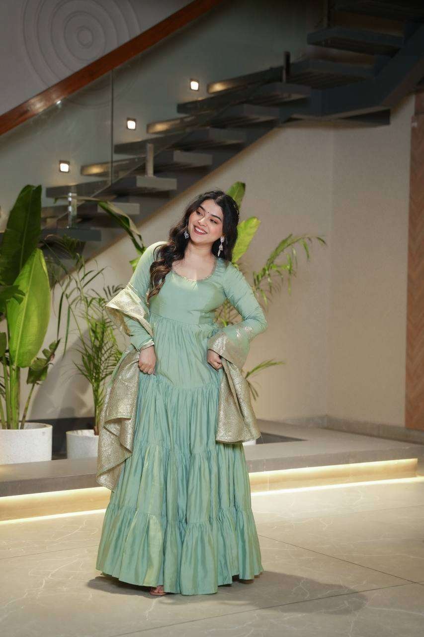 Women’s Solid Anarkali Kurti Pant With Banarasi Dupatta Set