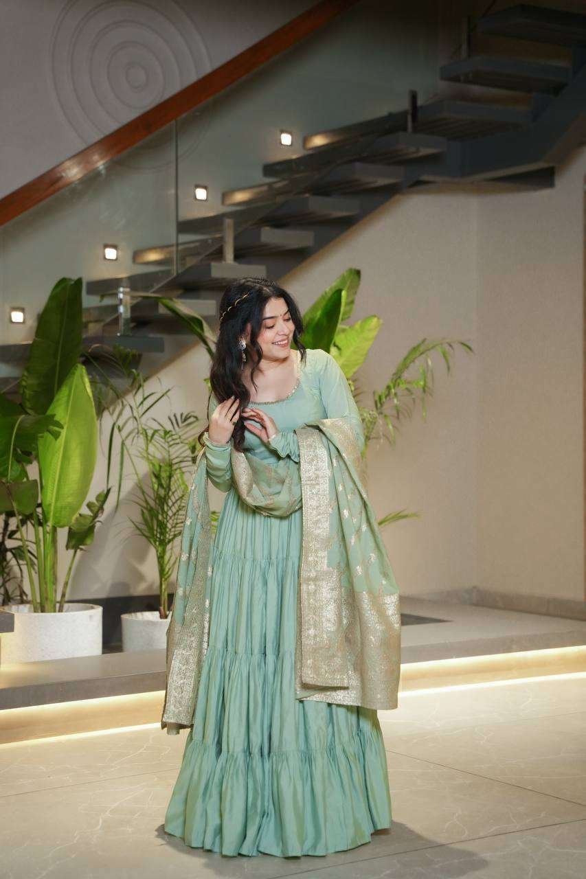 Women’s Solid Anarkali Kurti Pant With Banarasi Dupatta Set
