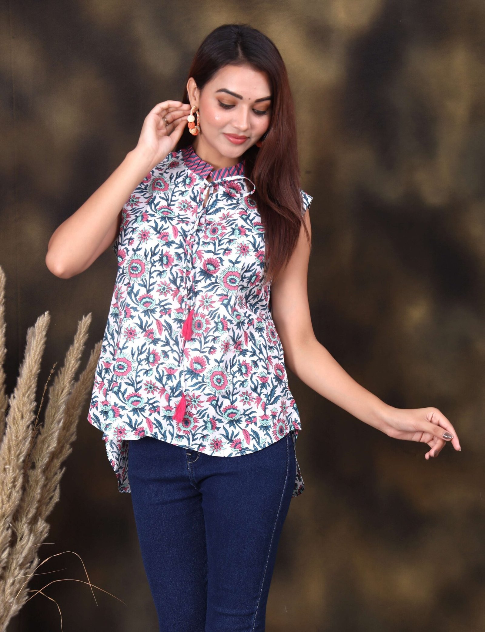 White Floral Printed Sleeveless Cotton Top for Women ? Elegant Summer Casual Wear